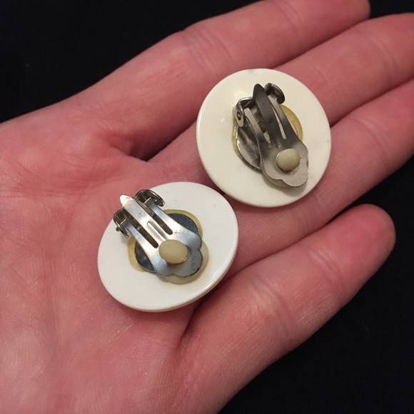 Vintage Round Cream White Pearlescent Clip On Earrings - Picture 5 of 6